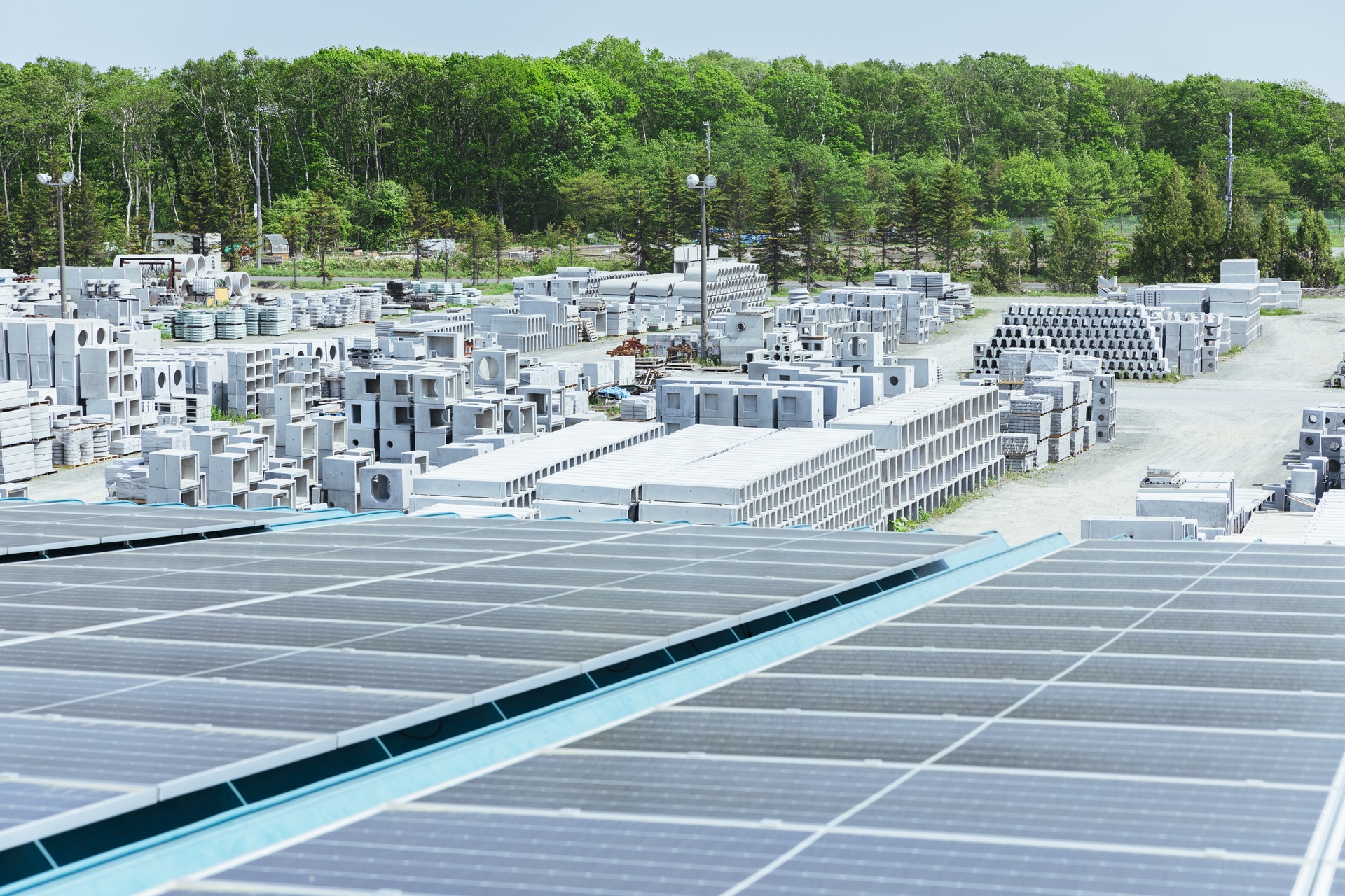 低炭素型コンクリートと太陽光発電で1,623トン/年のCO2排出量削減を達成